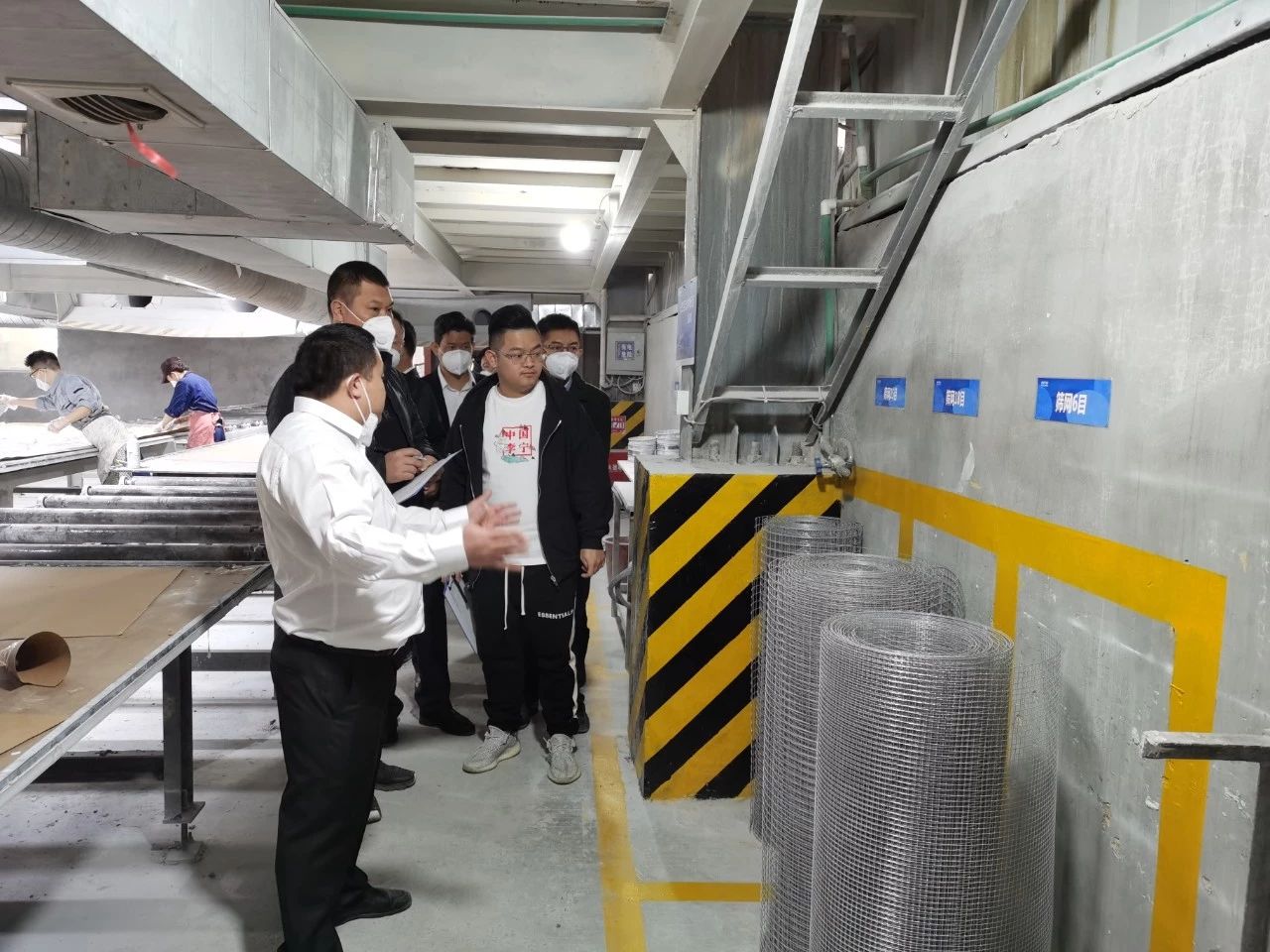 鵬翔領(lǐng)導(dǎo)參觀石英石事業(yè)部——配料區(qū)